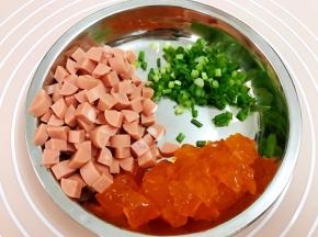 发酵的时候我们来准备馅料
火腿，咸蛋黄切小粒，香葱切葱花