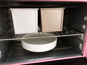 放入不通电的烤箱里进行二发至9分满
同时放入一碗热水保持湿度和温度