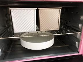 放入不通电的烤箱里进行二发至9分满
同时放入一碗热水保持湿度和温度