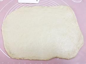 取出面团排气后擀成长方形