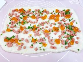 铺上火腿肠，咸蛋黄和葱花