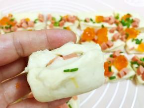 取一块对折包住馅料