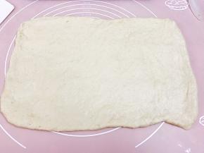 取出面团排气后擀成长方形