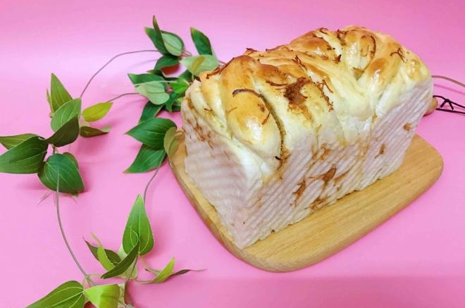 沙拉肉松面包