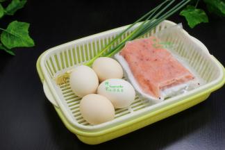 食材：土鸡蛋4个、磷虾、香葱、油、盐。没有磷虾的可以用虾仁、虾皮，也能增加鲜香味。
