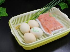 食材：土鸡蛋4个、磷虾、香葱、油、盐。没有磷虾的可以用虾仁、虾皮，也能增加鲜香味。