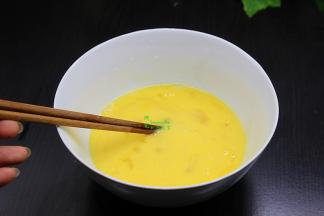 鸡蛋去壳，打入一个陶瓷大碗里，用筷子顺一个方向搅拌均匀。也可以用打蛋器，抵速打均蛋液。其中用土鸡蛋，口感好些，香滑。