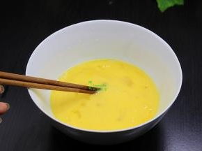 鸡蛋去壳，打入一个陶瓷大碗里，用筷子顺一个方向搅拌均匀。也可以用打蛋器，抵速打均蛋液。其中用土鸡蛋，口感好些，香滑。