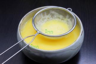 准备好蒸盘，最好用陶瓷，或玻璃。用不锈钢蒸出来的鸡蛋颜色会变黑。蛋液过筛，倒入蒸碗。增加这一步，减少气泡，蒸出大家鸡蛋会更加嫩滑，没有蜂窝。