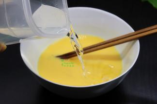 往鸡蛋液加入200ml的25度温水，土鸡蛋大约50克一个，然后加点盐用筷子继续顺一个方向调均。