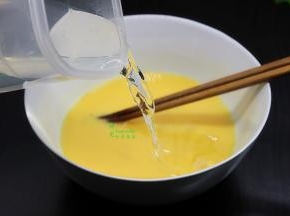 往鸡蛋液加入200ml的25度温水，土鸡蛋大约50克一个，然后加点盐用筷子继续顺一个方向调均。