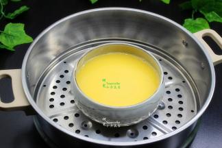 过滤好的蛋液放入蒸锅，静放3分钟，让蛋液表面的气泡完全下沉，消失。有气泡，鸡蛋会有影响口感。