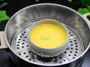 过滤好的蛋液放入蒸锅，静放3分钟，让蛋液表面的气泡完全下沉，消失。有气泡，鸡蛋会有影响口感。