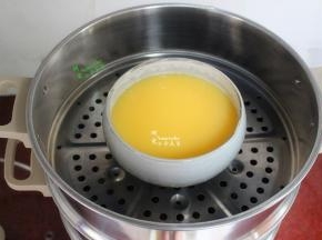 倒入适量的冷水在蒸锅里，隔水放入蒸盘，大火煮沸之后，改为小火蒸15分钟。锅盖透气不好的，可以用一个筷子放在锅锅盖边沿，让气体往外，不回流再鸡蛋碗里。这样的鸡蛋，表面会很漂亮。