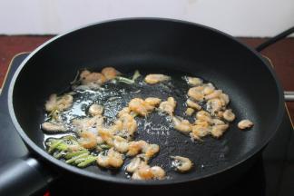 热锅，倒油，放入洗净的磷虾生姜、中小火煸炒香，然后放入蒸好的鸡蛋表面，撒上香葱，即可。