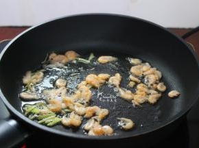 热锅，倒油，放入洗净的磷虾生姜、中小火煸炒香，然后放入蒸好的鸡蛋表面，撒上香葱，即可。
