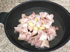 把斩成小块的猪蹄冷水下锅，加入姜片，一勺的料酒，大火烧开，煮个几分钟，期间撇去浮沫