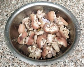 捞出来放入凉水中浸泡几分钟，再沥水备用