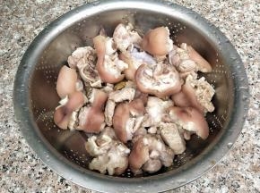 捞出来放入凉水中浸泡几分钟，再沥水备用