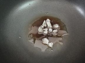 热锅凉油，下冰糖