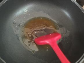 中小火化开，烧至粽红色