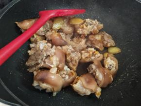 下沥水的猪蹄翻匀