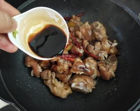 加入干辣椒合提前混合的生抽，老抽，盐