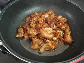 再加入没过食材一半的热水，烧开