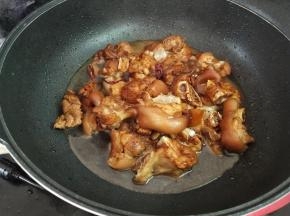 再加入没过食材一半的热水，烧开