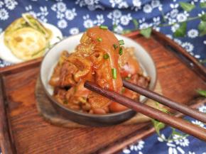 再把压好的猪蹄倒回锅中收收汤汁，小圆还是比较喜欢有一点汤汁的，用来拌饭，拌面都是美美的