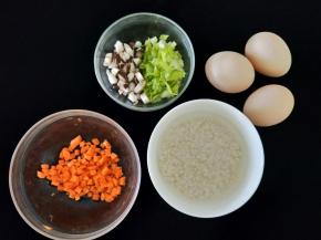 准备好食材，大米和糯米提前浸泡两小时左右，捞出沥水。
香菇、西芹和胡萝卜分别切丁备用。