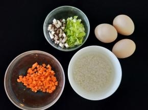 准备好食材，大米和糯米提前浸泡两小时左右，捞出沥水。
香菇、西芹和胡萝卜分别切丁备用。
