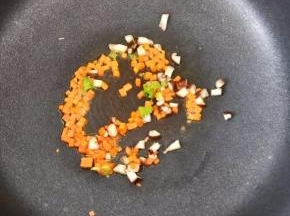 接着倒入香菇丁，翻炒均匀。