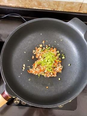 最后放入西芹，翻炒均匀即可关火。