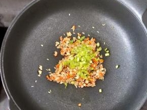 最后放入西芹，翻炒均匀即可关火。