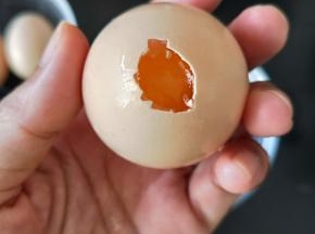 鸡蛋洗干净外皮后擦干水分，用筷子在顶部搓个小洞，倒出蛋清留蛋黄。