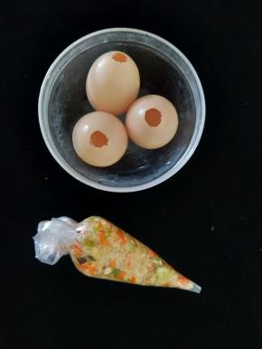 把刚才炒好的馅装到保鲜袋，绑紧袋口。