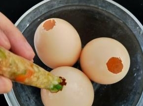 然后裱花袋剪个角，把馅料挤入鸡蛋里。