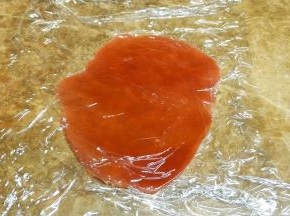 樱桃桃山皮盖上保鲜膜擀薄片