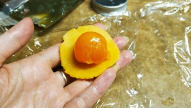 20克金沙奶黄馅包着预先烤好的咸蛋黄