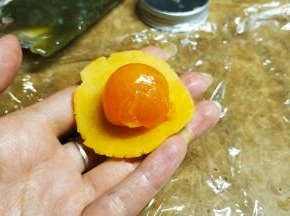 20克金沙奶黄馅包着预先烤好的咸蛋黄