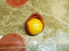 馅料底部压平，用樱桃桃山皮捏出水滴形状放馅料中间做花心