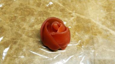 拿出半圆皮如图一片一片交错包起馅料