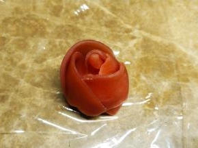 拿出半圆皮如图一片一片交错包起馅料