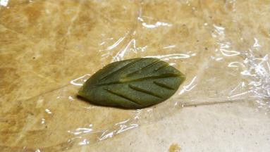抹茶桃山皮捏成叶子刻出叶纹