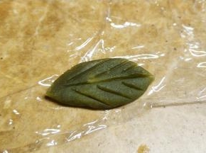 抹茶桃山皮捏成叶子刻出叶纹