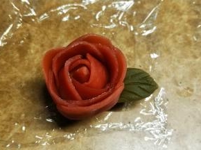 放在花边上，可做多两片叶子做装饰