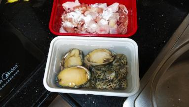 清洗干净食材，鸡腿斩件放入盐腌1小时