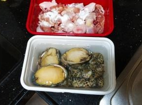 清洗干净食材，鸡腿斩件放入盐腌1小时