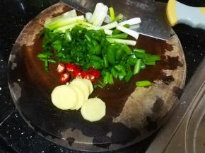葱、姜、指天椒切好